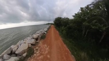 Yol boyunca ve sahil boyunca granit taş barikatı. 