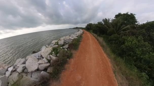 Барикада Гранітного Каменю Вздовж Доріжки Пляжу — стокове відео