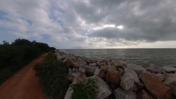 経路とビーチに沿った花崗岩石のバリケード — ストック動画