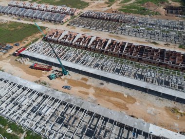 İnşaat halindeki yeni büyük konut arazisinin hava sahnesi..