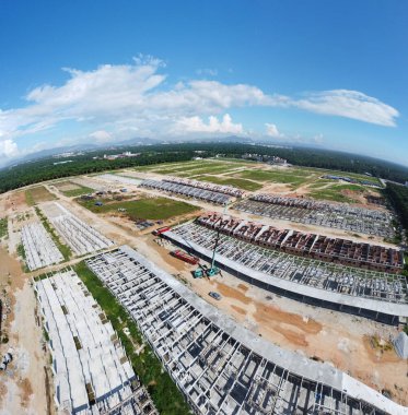 İnşaat halindeki yeni büyük konut arazisinin hava sahnesi..