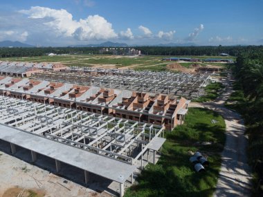 İnşaat halindeki yeni büyük konut arazisinin hava sahnesi..