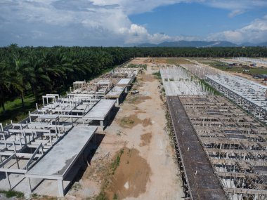 İnşaat halindeki yeni büyük konut arazisinin hava sahnesi..