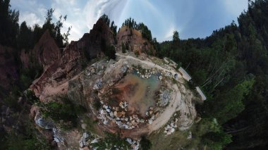 Taş ocağının etrafındaki çevre sahnesinde ultra geniş panoramik manzara. 