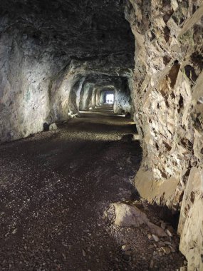 Karanlık mağaradaki tünelin etrafındaki sahne..