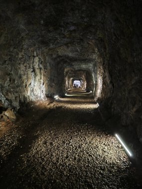 Karanlık mağaradaki tünelin etrafındaki sahne..