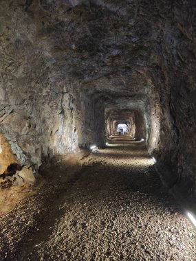 Karanlık mağaradaki tünelin etrafındaki sahne..