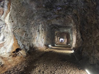 Karanlık mağaradaki tünelin etrafındaki sahne..