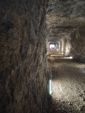 Karanlık mağaradaki tünelin etrafındaki sahne..