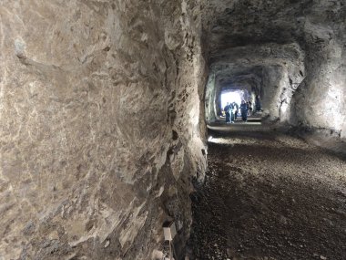 Karanlık mağaradaki tünelin etrafındaki sahne..