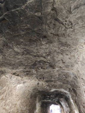 Karanlık mağaradaki tünelin etrafındaki sahne..