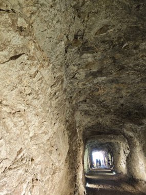 Karanlık mağaradaki tünelin etrafındaki sahne..