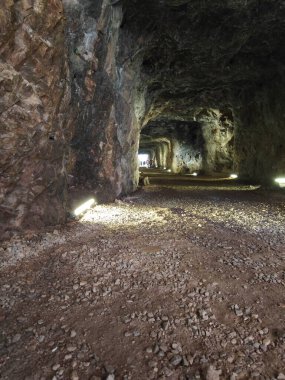 Karanlık mağaradaki tünelin etrafındaki sahne..