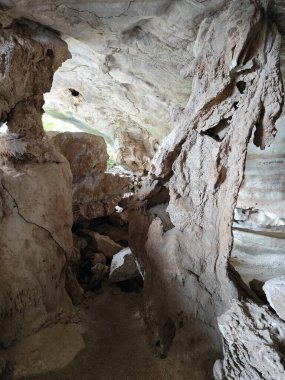 Karanlık mağaradaki tünelin etrafındaki sahne..