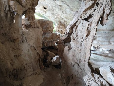 Karanlık mağaradaki tünelin etrafındaki sahne..