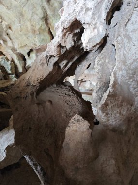 Karanlık mağaradaki tünelin etrafındaki sahne..