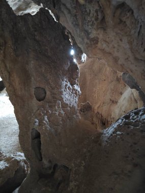 Karanlık mağaradaki tünelin etrafındaki sahne..