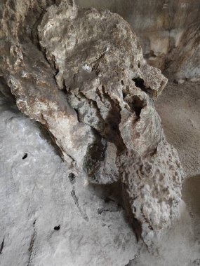 Karanlık mağaradaki tünelin etrafındaki sahne..