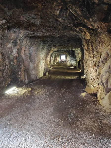 Karanlık Mağaradaki Tünelin Etrafındaki Sahne — Stok fotoğraf