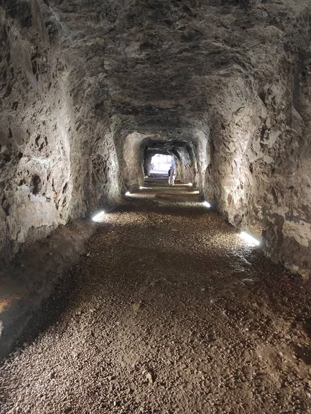 Karanlık Mağaradaki Tünelin Etrafındaki Sahne — Stok fotoğraf