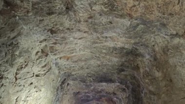 Karanlık mağaradaki tünelin etrafındaki sahne..