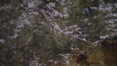 Karanlık mağaradaki tünelin etrafındaki sahne..
