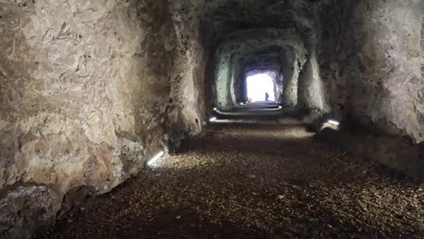 Σκηνή Γύρω Από Πέρασμα Τούνελ Στη Σκοτεινή Σπηλιά — Αρχείο Βίντεο