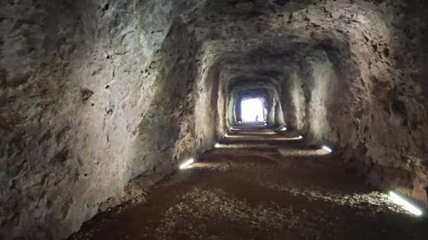 Szene Rund Den Tunnelgang Der Dunklen Höhle — Stockvideo