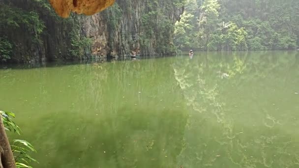 石灰岩の丘の周りの湖の風景シーン — ストック動画