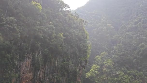石灰岩の丘の周りの湖の風景シーン — ストック動画