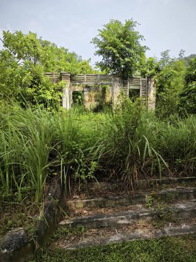 Yol kenarındaki eski terk edilmiş beton bina..