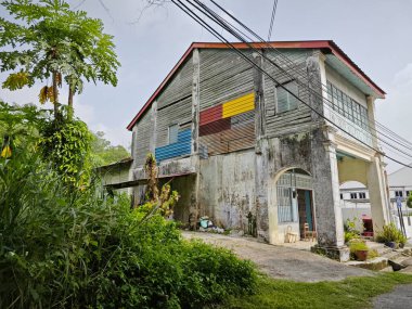 Yol kenarındaki eski terk edilmiş beton bina..