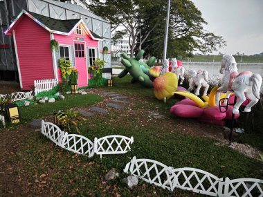 Perak, Malezya. 19 Ekim 2023: Ipoh 'taki Batu Gajah Silver Gölü Parkı' nda eğlence gezisi eğlence fuarının çeşitliliği.