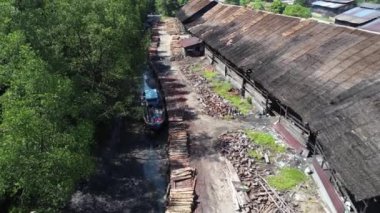 Bir adam ıssız tarlalarda dikilirken hava görüntüsü alıyor..