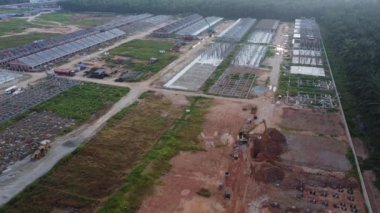 Ev yapım aşamasındaki boş arazinin hava sahnesi..