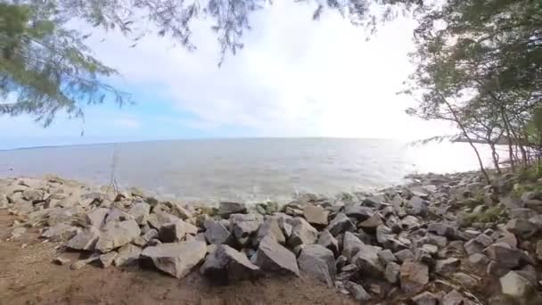 Časoprostorové Záběry Přílivu Mořské Vody Šplouchající Skalnatou Pláž — Stock video
