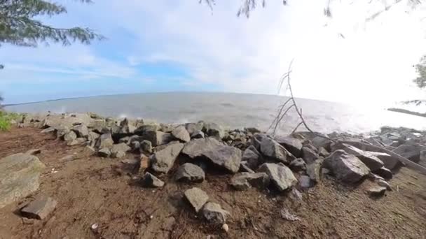 岩のビーチに飛びつく海水のハイドリッドのタイムラプス映像 — ストック動画