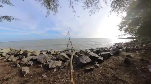 Замедленная Съемка Прилива Морской Воды Брызгающей Скалистый Пляж — стоковое видео