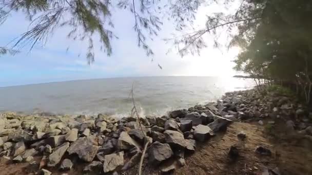 岩のビーチに飛びつく海水のハイドリッドのタイムラプス映像 — ストック動画