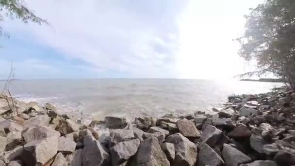 Кадры Прилива Морской Воды Брызгающей Скалистый Пляж — стоковое видео