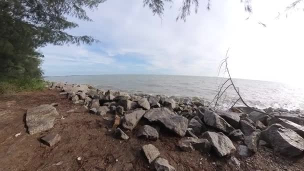 Kayalık Sahile Vuran Deniz Suyunun Yüksek Akıntısının Görüntüleri — Stok video