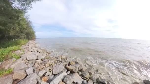 Imagens Maré Alta Água Mar Salpicando Praia Rochosa — Vídeo de Stock
