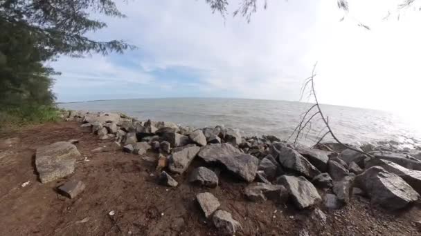 Materiał Filmowy Przypływu Morskiej Wody Rozpryskującej Się Skalistej Plaży — Wideo stockowe
