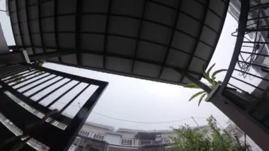 Dışarıdaki konaklama verandası boyunca çiseleyen yağmur.