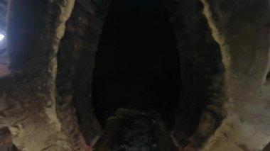 Kömür ocağı igloo şeklindeki konteynırın kapalı karanlık sokak sahnesi.