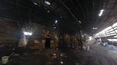 Kömür ocağı igloo şeklindeki konteynırın kapalı karanlık sokak sahnesi.