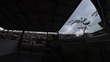 Zaman aşımı sahnesi, kasvetli sabahın erken saatlerinde sokakta..