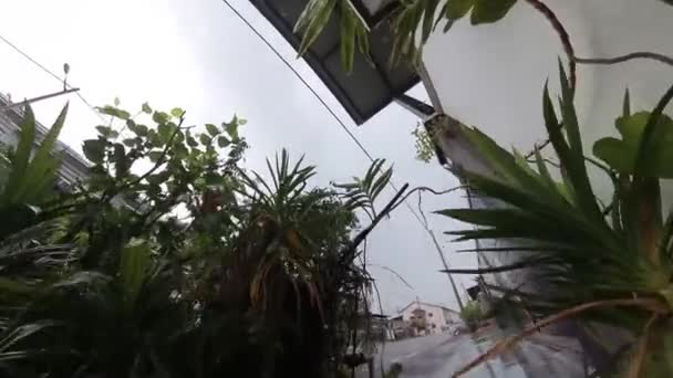 Dışarıdaki Konaklama Verandası Boyunca Çiseleyen Yağmur — Stok video