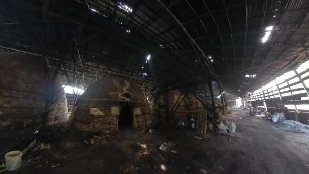 Kömür Ocağı Igloo Şeklindeki Konteynırın Kapalı Karanlık Sokak Sahnesi — Stok video