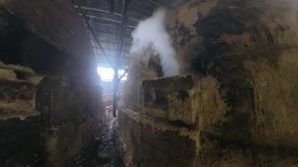 炭窑炉膛形容器室内黑暗小巷场景 — 图库视频影像